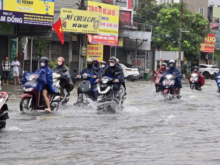 Tại khu vực Hoài Đức, nhiều điểm trên Quốc lộ 32 bị ngập sâu. Anh Nam, một cư dân tại Hoài Đức, chia sẻ trên nhóm cư dân rằng anh chủ động xuất phát từ khoảng 5h30 để vào trung tâm thành phố. Tuy nhiên, đến khoảng 7h, anh vẫn chưa thể thoát khỏi khu vực Quốc lộ 32 do nhiều điểm ngập sâu, phương tiện di chuyển chậm và ùn tắc kéo dài.