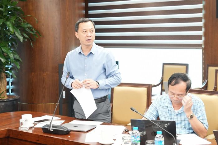 Trưởng Ban Đầu tư TKV Đinh Trung Kiên báo cáo tại cuộc họp. 