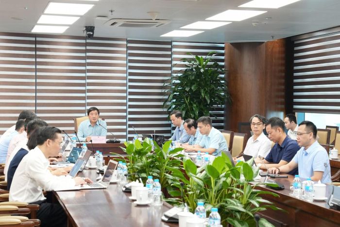 Toàn cảnh cuộc họp trực tuyến kiểm điểm công tác đầu tư 8 tháng đầu năm, triển khai nhiệm vụ tháng 9 và quý IV/2026 tại trụ sở TKV. 