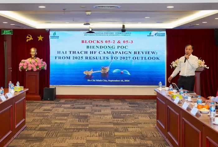 Ông Hoàng Minh Hải - Phó Tổng Giám đốc BIENDONG POC giới thiệu chuyên đề “Nứt vỉa thủy lực tại Lô 05.2 - 05.3”.