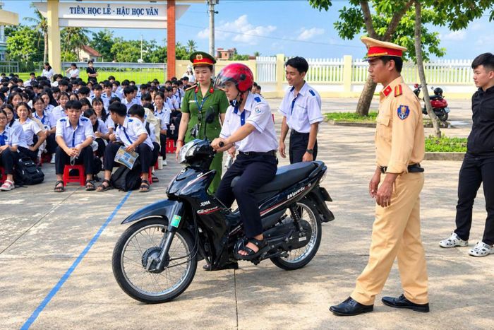 Phòng CSGT Công an tỉnh Đắk Lắk, Công an phường Phú Yên hướng dẫn học sinh Trường THPT Ngô Gia Tự điều khiển phương tiện an toàn