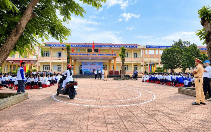 Công an xã Dray Bhăng, Phòng Cảnh sát giao thông Công an tỉnh Đắk Lắk hướng dẫn học sinh điều khiển xe máy tại Trường THPT Y Jut