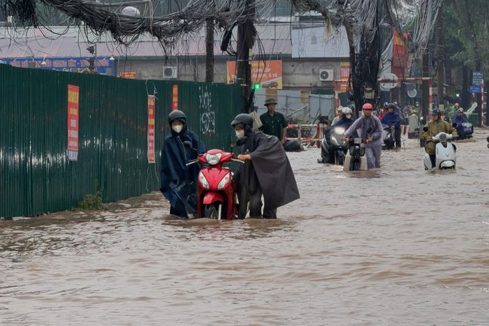Hà Nội có nơi mưa gần 200mm, nhiều tuyến phố ngập sâu, các phương tiện di chuyển khó khăn.