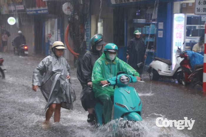 Mưa lớn kéo dài trong đêm khiến một số tuyến phố ở Hà Nội ngập sâu, đến sáng vẫn ghi nhận còn một số nơi ngập nặng, người dân di chuyển đầu giờ sáng rất khó khăn.