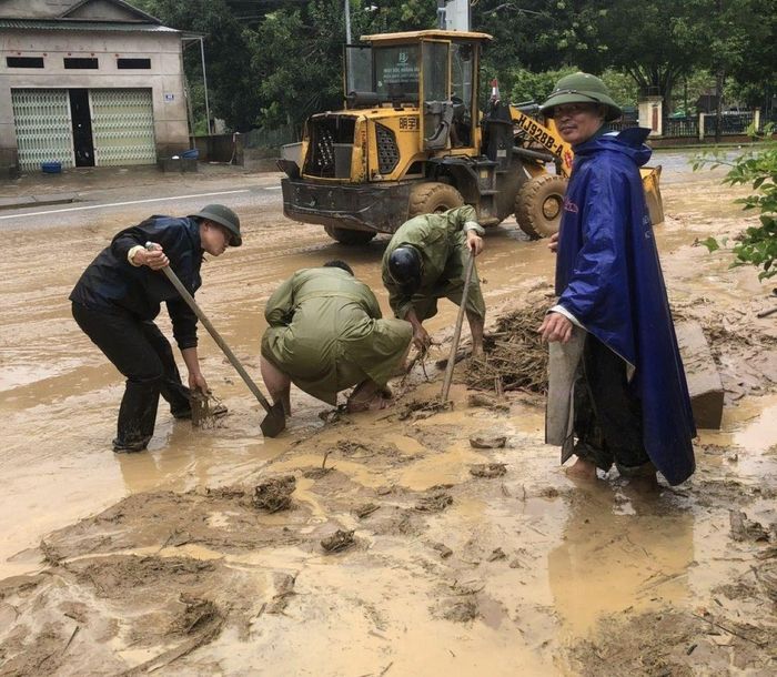 Chính quyền địa phương huy động phương tiện, nhân lực dọn dẹp bùn, đất