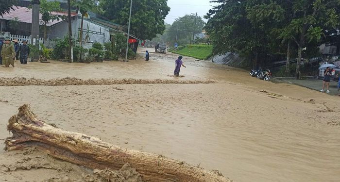 Bùn đất buả vây các tuyến đường, khu vực dân cư
