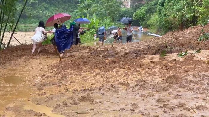 Người dân vất vả khi di chuyển qua các cung đường bị sạt