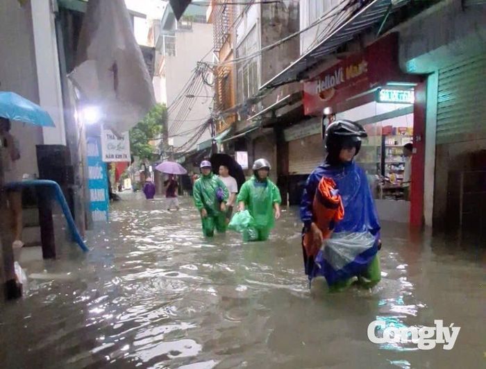 Từ 19h ngày 16/9 đến 3h ngày 17/9, lượng mưa ghi nhận tại nhiều khu vực đặc biệt lớn, trong đó Từ Liêm 199 mm, Hai Bà Trưng 190 mm, Cầu Giấy 182 mm, Yên Sở 164 mm và Thanh Liệt 153 mm.
