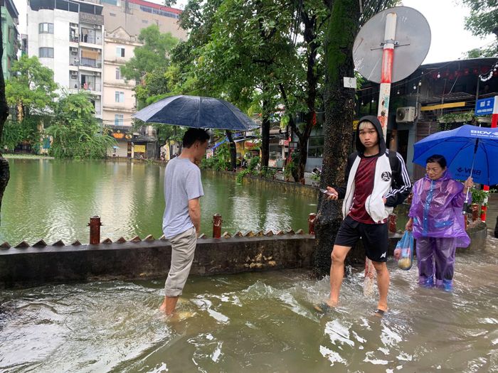 Nước ngập sâu khu vực Phùng Khoang, người dân phải dắt bộ khi đi qua vùng ngập nước