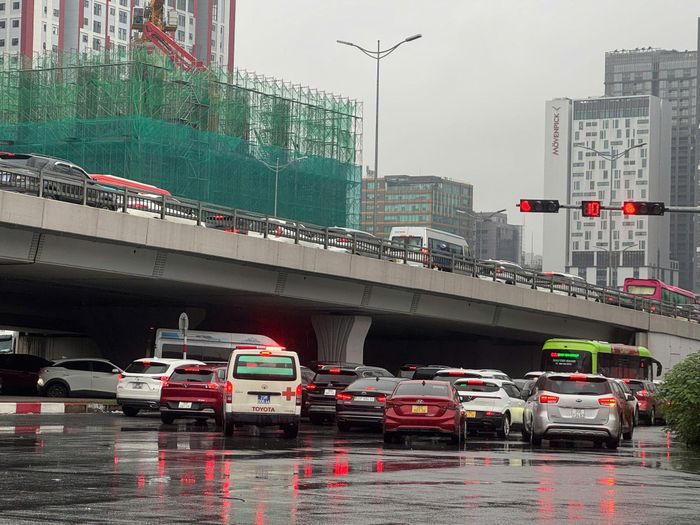 Các phương tiện di chuyển qua ngã tư Phạm Văn Đồng - Xuân Thủy - Phạm Hùng rất khó khăn, gây ùn tắc.