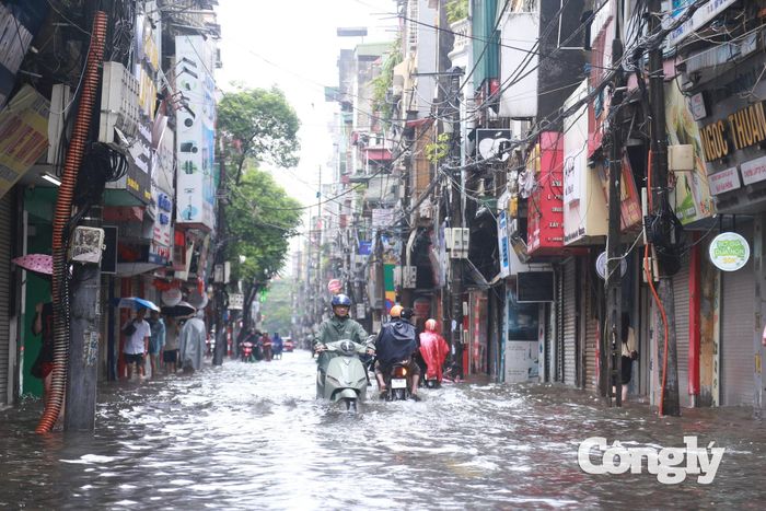 Sáng 17/9/2026, Hà Nội bước vào giờ cao điểm trong điều kiện nhiều tuyến đường ngập nước sau mưa lớn.