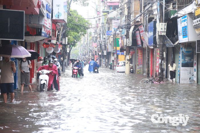 Bên cạnh các điểm ngập, hàng loạt trục giao thông hướng vào trung tâm đang chịu áp lực phương tiện cao, người dân cần chủ động lựa chọn lộ trình trước khi khởi hành.