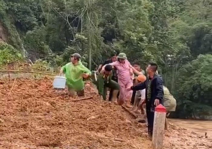 Sản phụ được hỗ trợ vượt cung đường sạt lở để tới bệnh viện