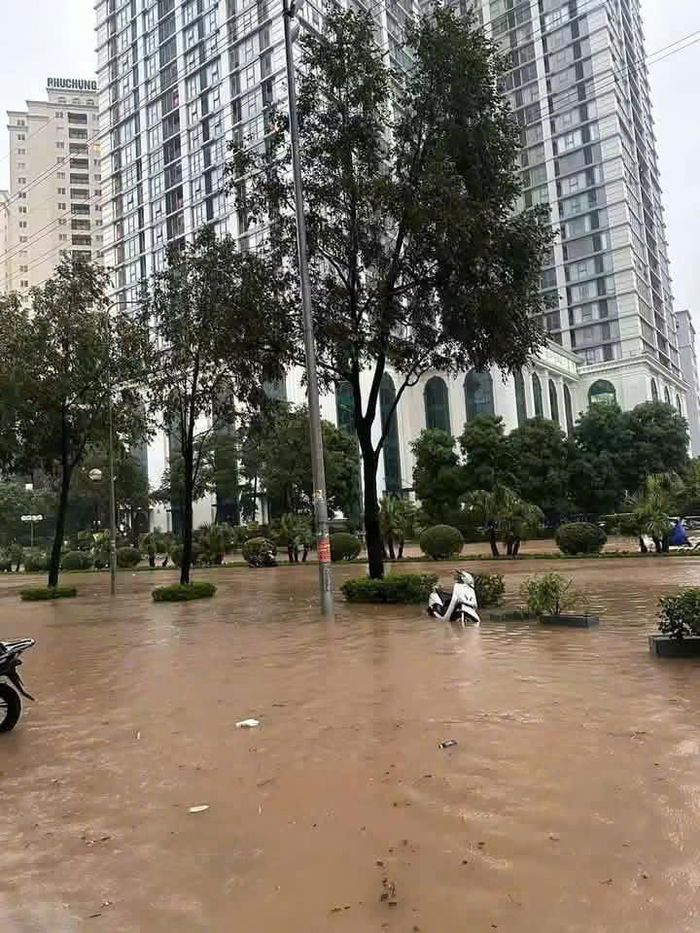 Hà Nội có nơi mưa gần 200mm, nhiều tuyến phố ngập sâu, các phương tiện di chuyển khó khăn.