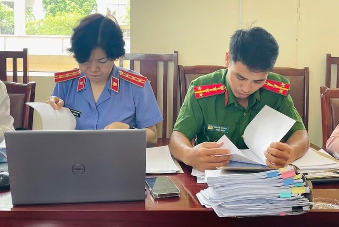 Thành viên Đoàn giám sát nghiên cứu hồ sơ tiếp nhận, giải quyết tin báo tại công an cấp xã.