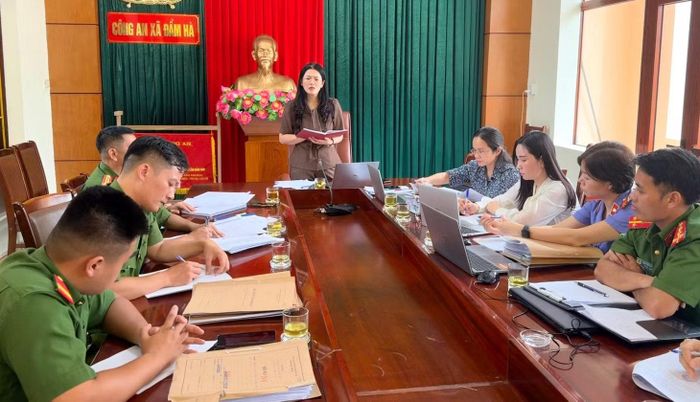 Đoàn giám sát Ban Pháp chế HĐND thành phố thực hiện giám sát đối với Công an xã Đầm Hà.