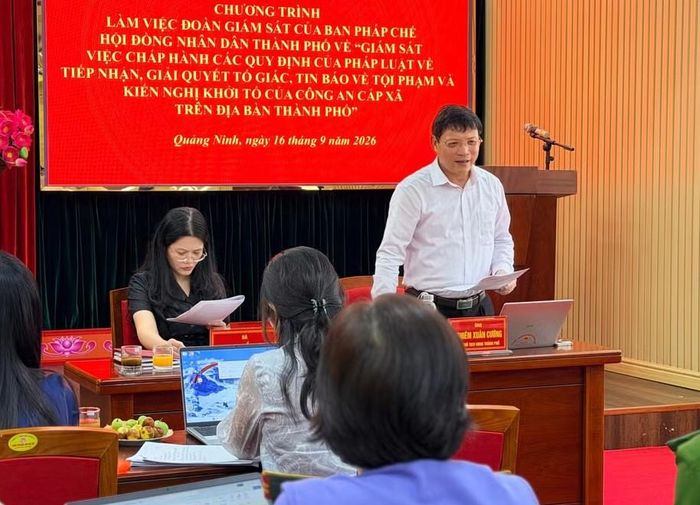 Đồng chí Nghiêm Xuân Cường, Phó Chủ tịch HĐND thành phố phát biểu tại buổi giám sát Công an phường Mạo Khê.