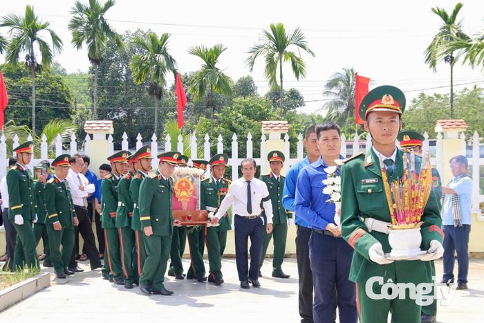 Lực lượng vũ trang và đoàn viên, thanh niên Đà Nẵng tiễn đưa 17 hài cốt liệt sĩ về nơi an nghỉ tại Nghĩa trang liệt sĩ Tân Bình.