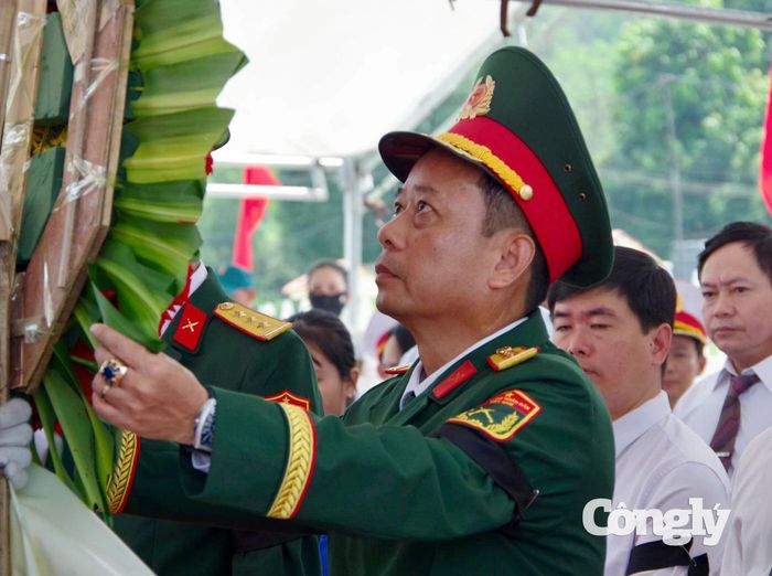 Đại tá Đỗ Nguyên Hoài - Phó Chính ủy Bộ CHQS TP. Đà Nẵng dâng hoa các liệt sĩ.