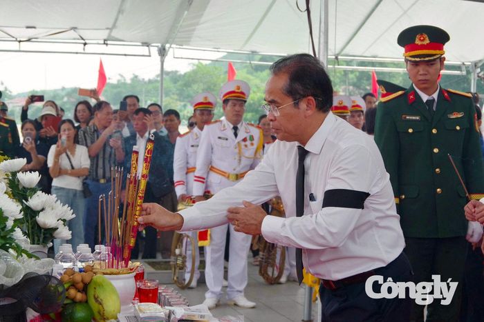 Ông Trần Anh Tuấn - Phó Chủ tịch UBND TP. Đà Nẵng dâng hương 17 liệt sĩ được quy tập từ ngôi mộ tập thể tại xã Thu Bồn.