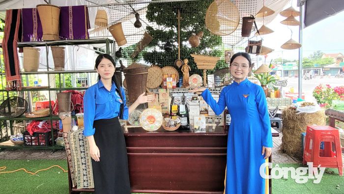 Các đoàn viên thanh niên xã Đăk Hà thành lập tổ hỗ trợ livestream và chuyển đổi số, vừa quảng bá sản phẩm trên các nền tảng mạng xã hội, vừa hỗ trợ người dân.