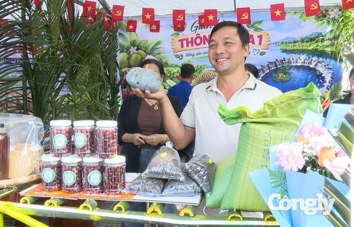 Các sản phẩm nông sản sạch được người dân mang ra chào bán tại Phiên chợ.