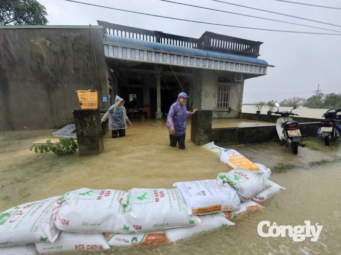 Tại Thôn Nam Phương, xã Xuân Mai, nước dâng ngang tầng 1 nhà dân
