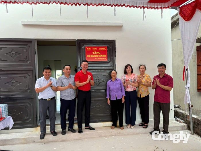 Hội Chữ thập đỏ phối hợp cùng các đơn vị trao Nhà nhân đạo, giúp hộ có hoàn cảnh khó khăn ổn định cuộc sống.