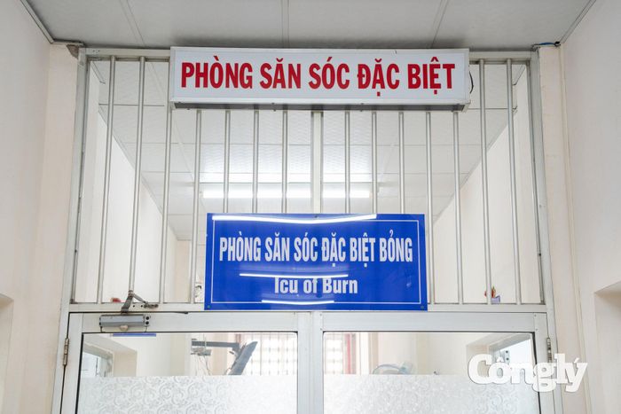 Bệnh nhân nằm theo dõi ở phòng săn sóc đặc biệt.