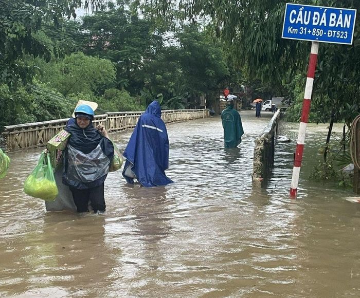 Người dân vật lộn trong biển nước để chuẩn bị các nhu yếu phẩm cần thiết