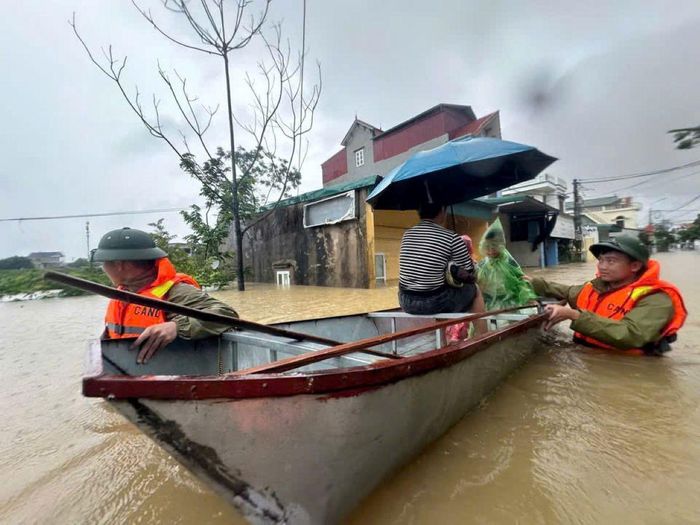 Lũ tiếp tục lên, nhiều khu vực ngoại đê bị nhấn chìm