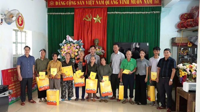 Thăm hỏi, hỗ trợ người dân sơ tán tại các nhà văn hóa, trường học
