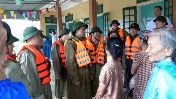 Chủ tịch UBND tỉnh Thanh Hóa, Tô Anh Dũng thăm hỏi, động viên người dân Kim Tân