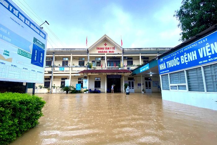 Nước lũ tràn vào khuôn viên Trung tâm Y tế Hoàng Mai, gây ngập nhiều khu vực tầng 1.