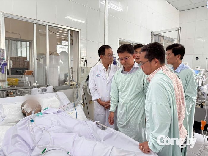 Thăm hỏi sức khỏe nạn nhân trong vụ cháy.