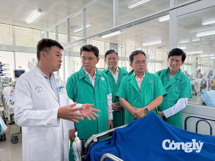 Bác sĩ thông tin tình hình sức khỏe nạn nhân đến đoàn công tác.