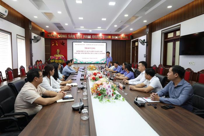Quang cảnh lễ trao tặng.