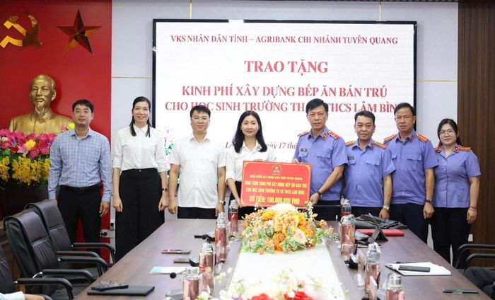 Viện KSND tỉnh Tuyên Quang trao tặng số tiền 100 triệu đồng cho Trường Tiểu học và THCS Lâm Bình.
