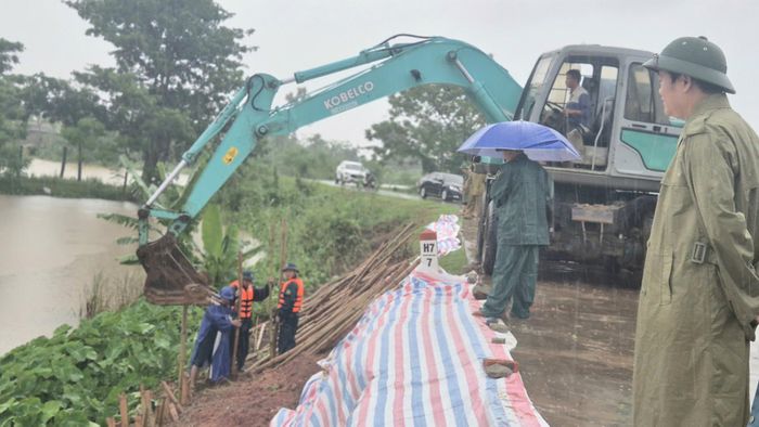 Xử lý lở mái đê sông Mã qua địa phận phường Nguyệt Viên.