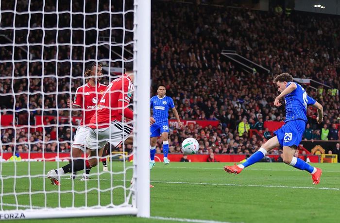 Cơn ác mộng ập đến với đoàn quân Michael Carrick, khi De Cuyper đệm cận thành tung lưới Darlow
