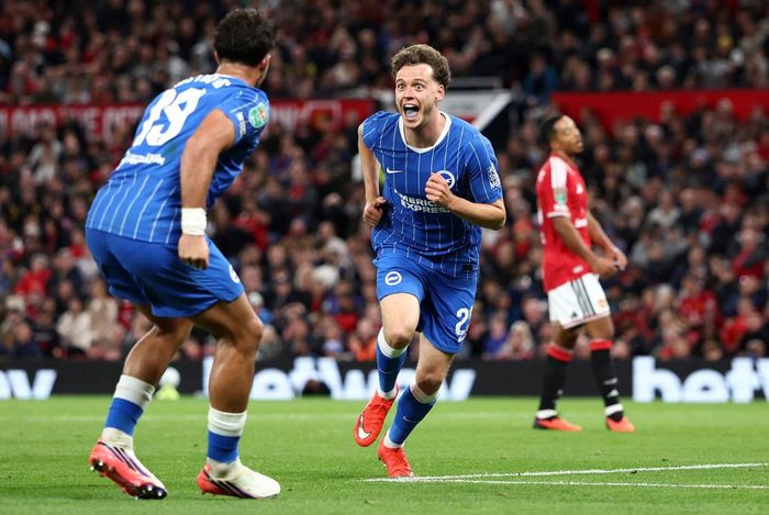Brighton dẫn 3-2 ở phút 70