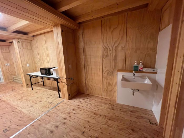 Khu Athletes’ Plaza gồm khoảng 200 căn nhà container kiểu gỗ lắp ghép, mỗi căn rộng khoảng 70m², được thiết kế để tối đa 6 người sử dụng. Nội thất chủ yếu bằng gỗ, mang lại cảm giác ấm áp và có hương thơm dịu nhẹ.