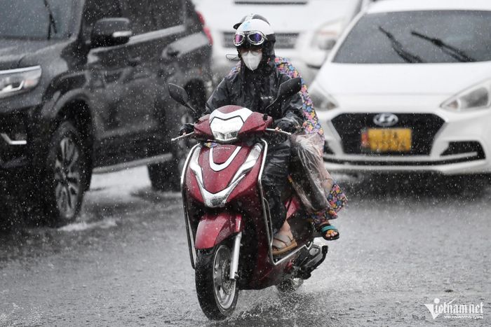 Hà Nội và nhiều tỉnh miền Bắc và Bắc Trung Bộ còn mưa lớn. Ảnh: Hoàng Minh