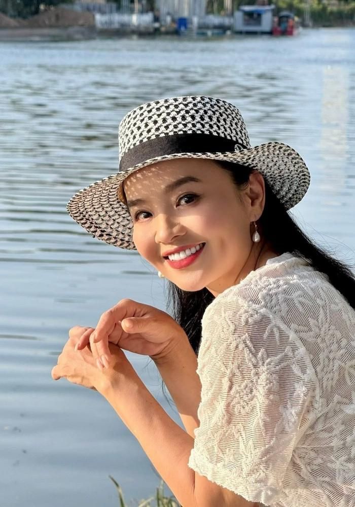 Diễn viên luôn giữ vẻ ngoài lạc quan, tích cực dẫu cuộc sống làm mẹ đơn thân lắm nỗi niềm. 