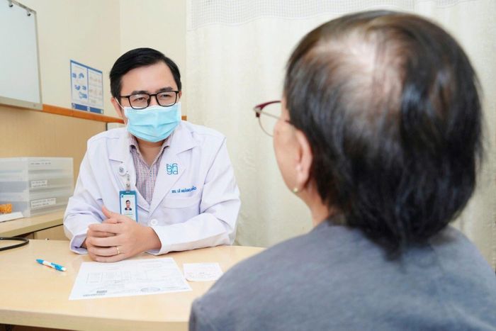 Bác sĩ Bảo tư vấn cho bệnh nhân. Ảnh: UMC.