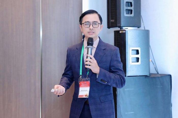 Bác sĩ Lê Hoàng Bảo báo cáo tại hội nghị. Ảnh: BSCC.