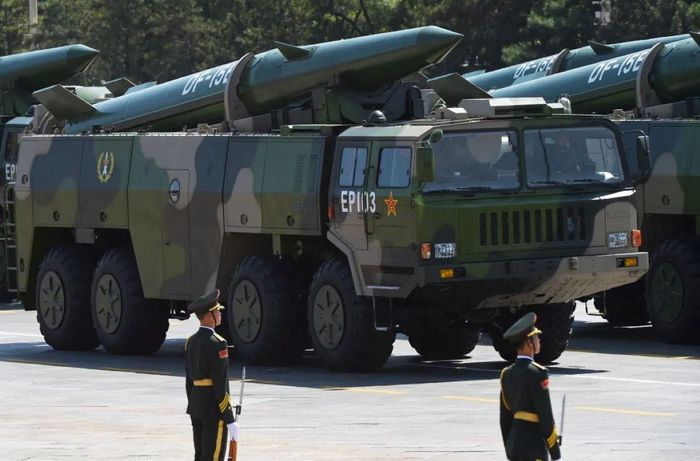 Trong số các phiên bản sau này thuộc dòng tên lửa DF-15, tên lửa DF-15B là một bước tái thiết kế quy mô hơn. Thay đổi rõ rệt nhất ở bên ngoài của phiên bản là đầu đạn tái nhập dạng hình nón ba tầng (triconic) được trang bị các cánh điều khiển, một cấu trúc được nhận định rộng rãi là tích hợp đầu đạn tái nhập cơ động (MaRV). Ảnh: twz.com