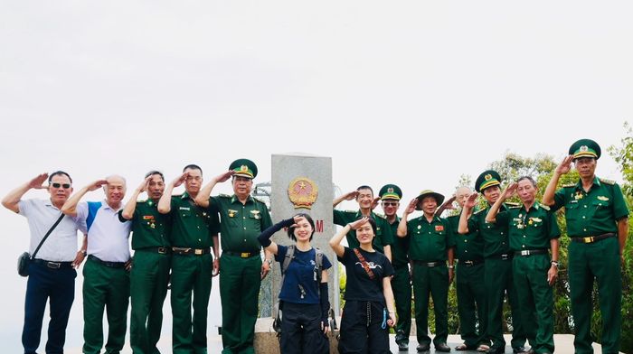 Cuộc gặp của 2 nữ du khách và đoàn cựu chiến binh tại A Pa Chải, Điện Biên