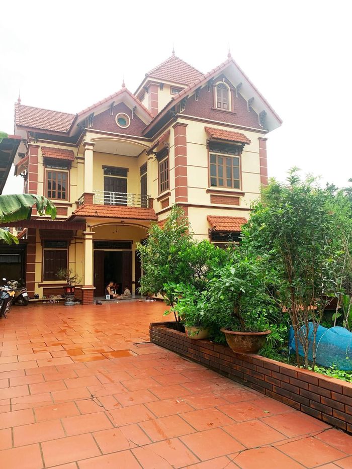 Nhà cách chỗ làm vài chục cây số nhưng chị Hương chọn di chuyển giữa 2 nơi mỗi ngày, vừa duy trì công việc ở phố, vừa được sống ở quê