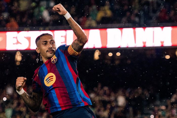Raphinha bùng nổ với hat-trick. Ảnh: FCB